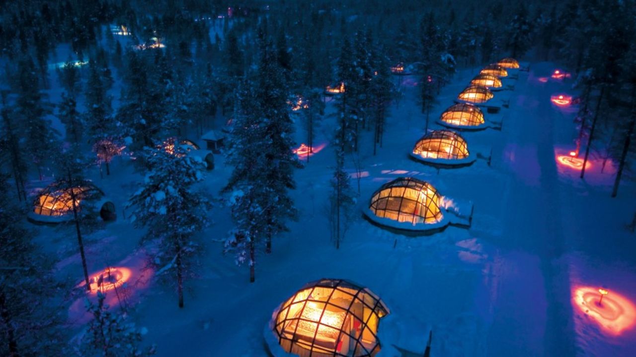 En el hotel Kakslauttanen en Finlandia, los huéspedes pueden apreciar las Luces del Norte desde iglús de vidrio; obviamente, la privacidad no viene incluida.