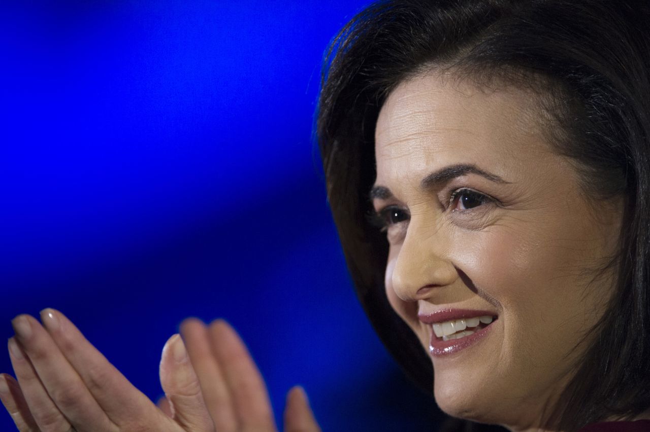 Sheryl Sandberg, directora general de Facebook, insta a las mujeres a ir en busca de sus ambiciones. 