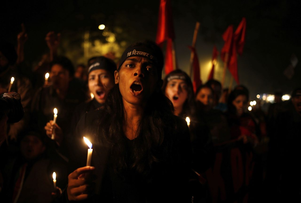 Hindúes llevan a cabo una vigilia a la luz de las velas en el primer aniversario de la brutal violación y asesinato de una joven estudiante de fisioterapia en Nueva Delhi el 16 de diciembre de 2012. Su tragedia sensibilizó al mundo respecto a la crisis de violencia en contra de las mujeres en India. 