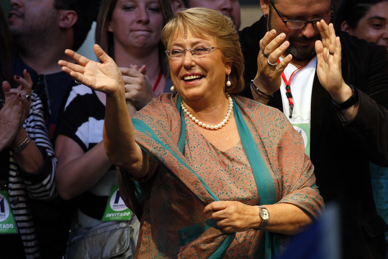 Los votantes chilenos han elegido a Michelle Bachelet como presidenta dos veces. Su liderazgo demuestra que el carisma y la habilidad no tienen género. 