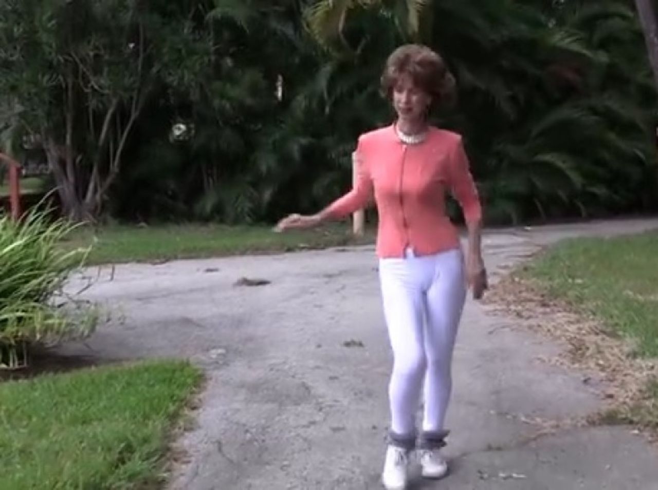 Un entrenamiento de aptitud física. Joanna Rohrback inventó "Prancercising" como un ejercicio auto-proclamado en 1989. En el año 2012, ella escribió un libro sobre su rutina de entrenamiento, y luego en 2013, publicó un vídeo en YouTube. El vídeo de su rutina original instantáneamente se convirtió en una sensación de Internet y llevó a que personas de todas partes hicieran nuevas versiones.