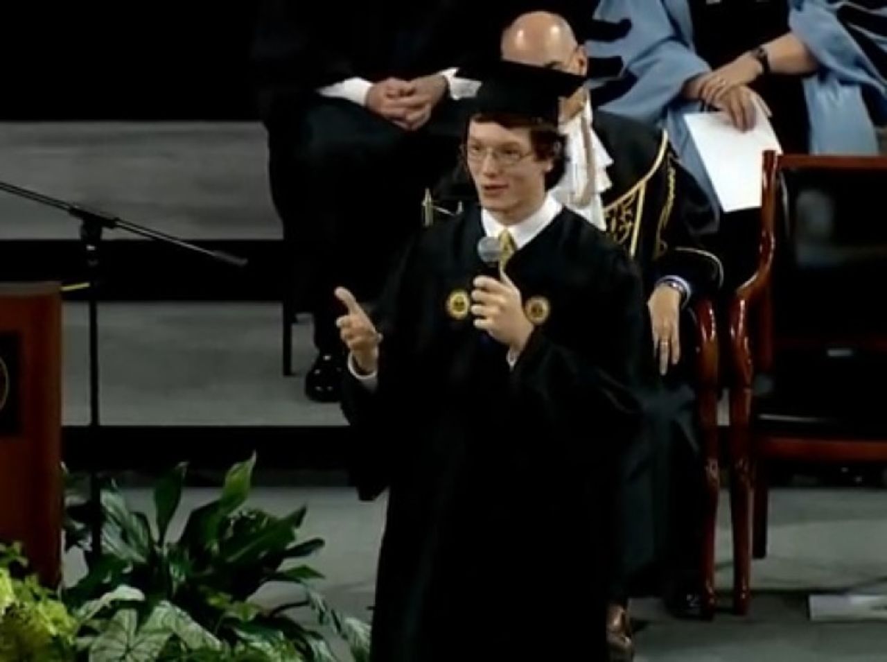 El discurso de convocatoria del estudiante Nicholas Selby del Instituto de Tecnología de Georgia para estudiantes de primer año comenzó como un discurso bastante estándar. Pero no terminó así, y poco después de bajar del podio, ¡el vídeo del discurso épico de este sujeto fue tema de conversación y estaba siendo compartido por todos lados!