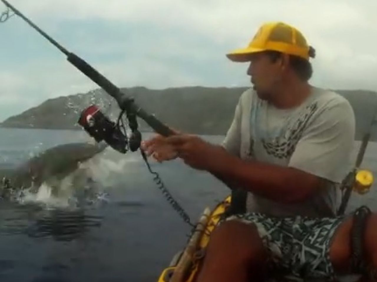 Isaac Brumaghim estaba pescando en la costa de Oahu, Hawái, cuando un tiburón tigre saltó del agua y trató de quitarle lo que había atrapado. El vídeo fue captado por una cámara que Brumaghim había montado en su kayak, y a pesar de que las cosas salieron bien, no hubiéramos querido estar presentes.