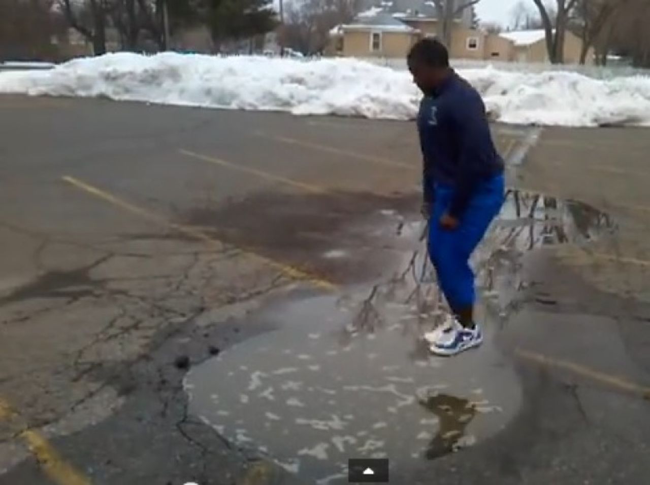Un adolescente salta en un charco y se sorprende en gran manera: los amigos de un estudiante del último año de una escuela secundaria le apuestan 1 dólar a que no saltaría en un charco con sus nuevos zapatos para correr. Lo que pasó después fue una sorpresa, ¡para todos!