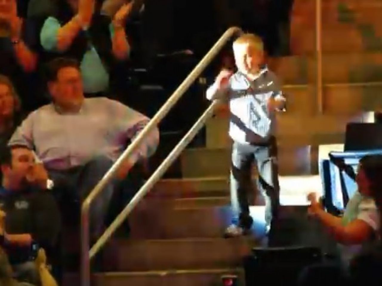 Niño sorprendido bailando en un concierto de Rascal Flatts: Este niño fue captado por la cámara en un concierto de Rascal Flatts, bailando en el pasillo, al ritmo de "Sexy and I Know It" de LMFAO.