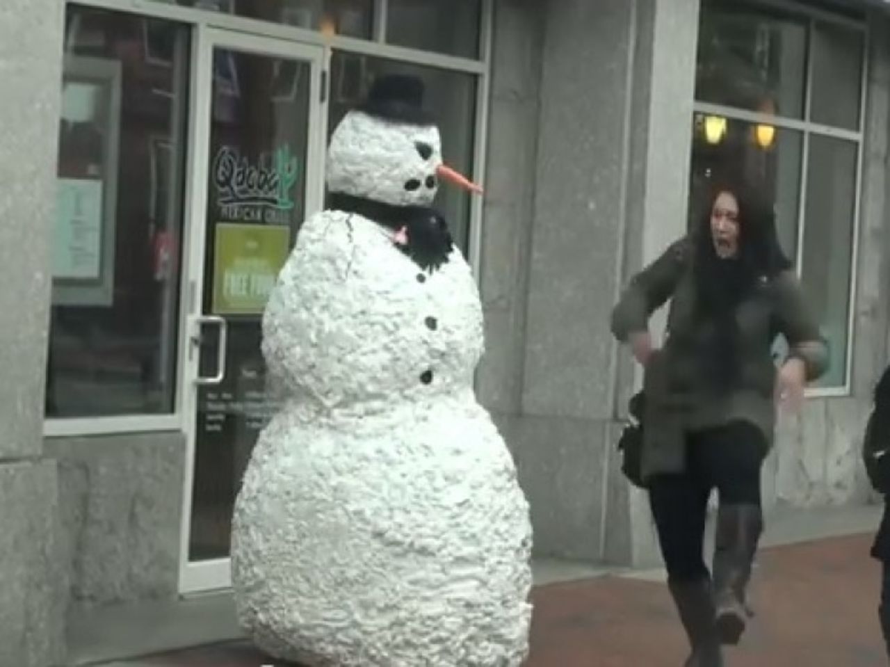 El gemelo malvado de Frosty, el muñeco de nieve, llegó a las calles de Boston este año para dar un poco de miedo en Navidad. La broma anual de las fiestas comenzó entre dos amigos en 2011, y el vídeo de este año ahora tiene más de 2.3 millones de visitas en YouTube.