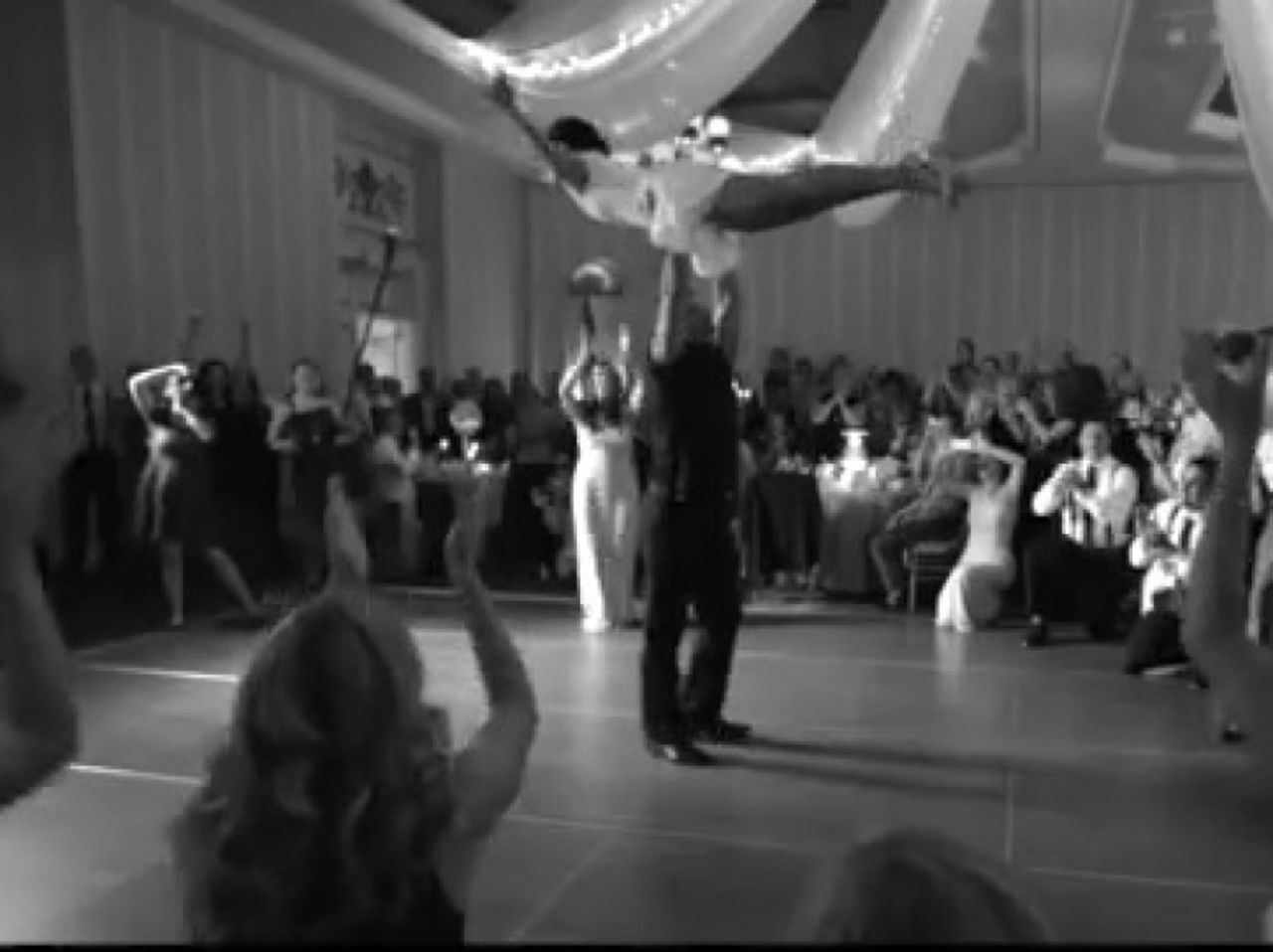 Una pareja en Minnesota revela su propia versión de la escena final de la película, "Dirty Dancing". Y por supuesto, incluyeron el famoso "lift".