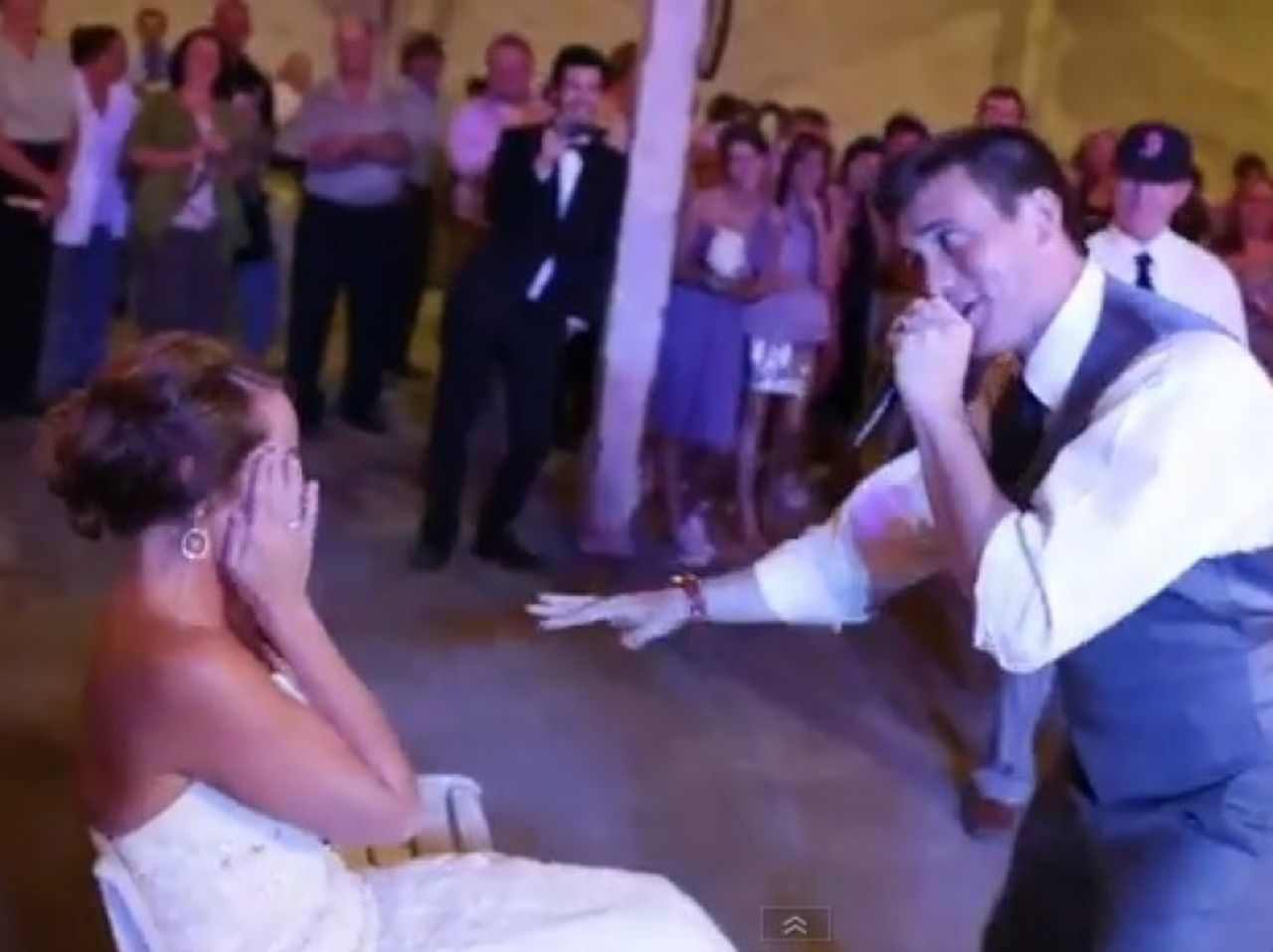 Russell Williamson planificó una sorpresa para su novia Jamie el día de su boda. Junto con sus amigos y la dama de honor, él escribió un rap para su novia. Cuando el novio saltó para unirse a la presentación, la novia sin duda fue sorprendida.