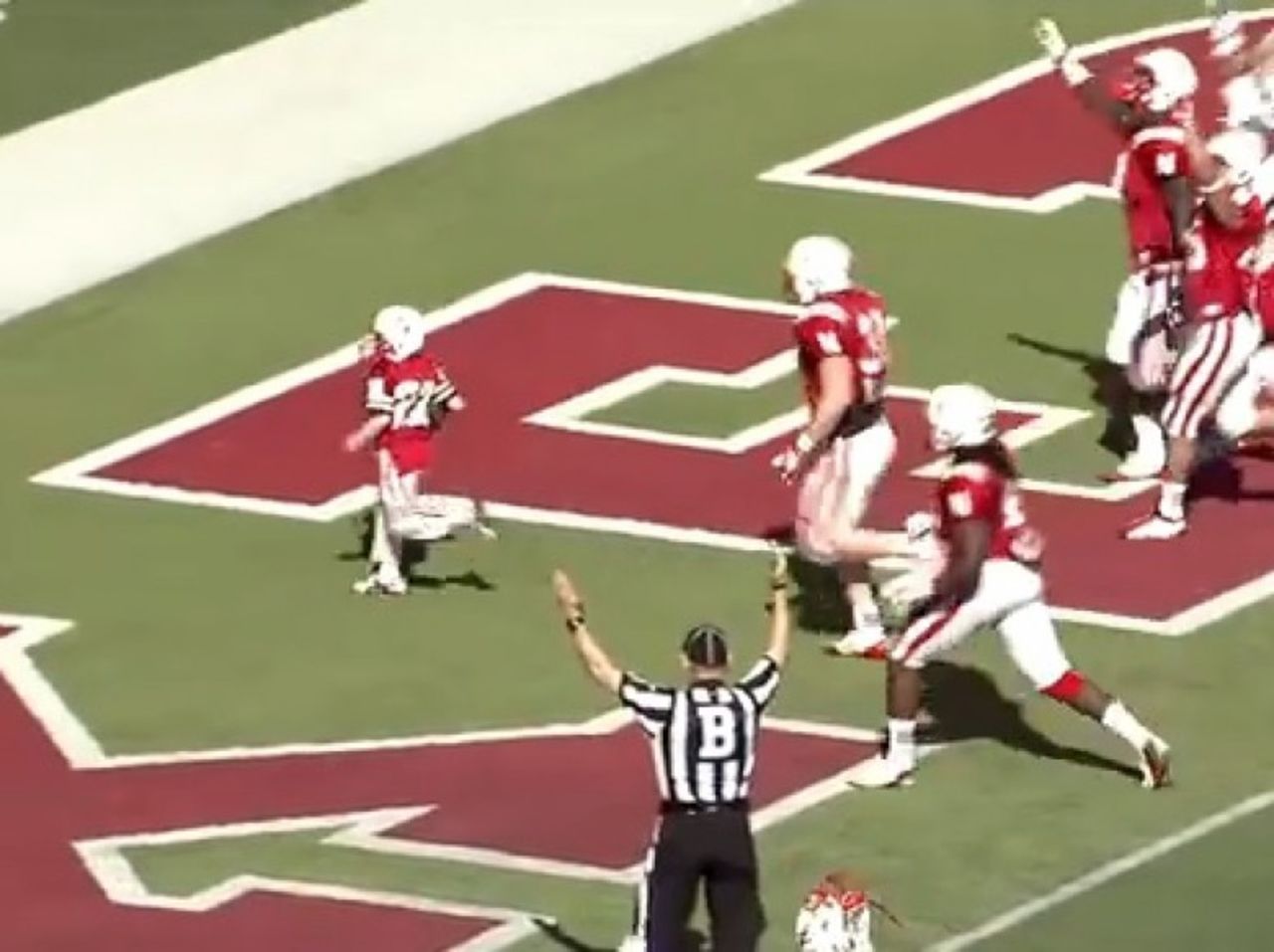 ¡increíble touchdown de 69 yardas! Un niño de 8 años de edad con cáncer se convirtió en una sensación nacional cuando corrió para un touchdown de 69 yardas para el equipo de fútbol de la Universidad de Nebraska. 