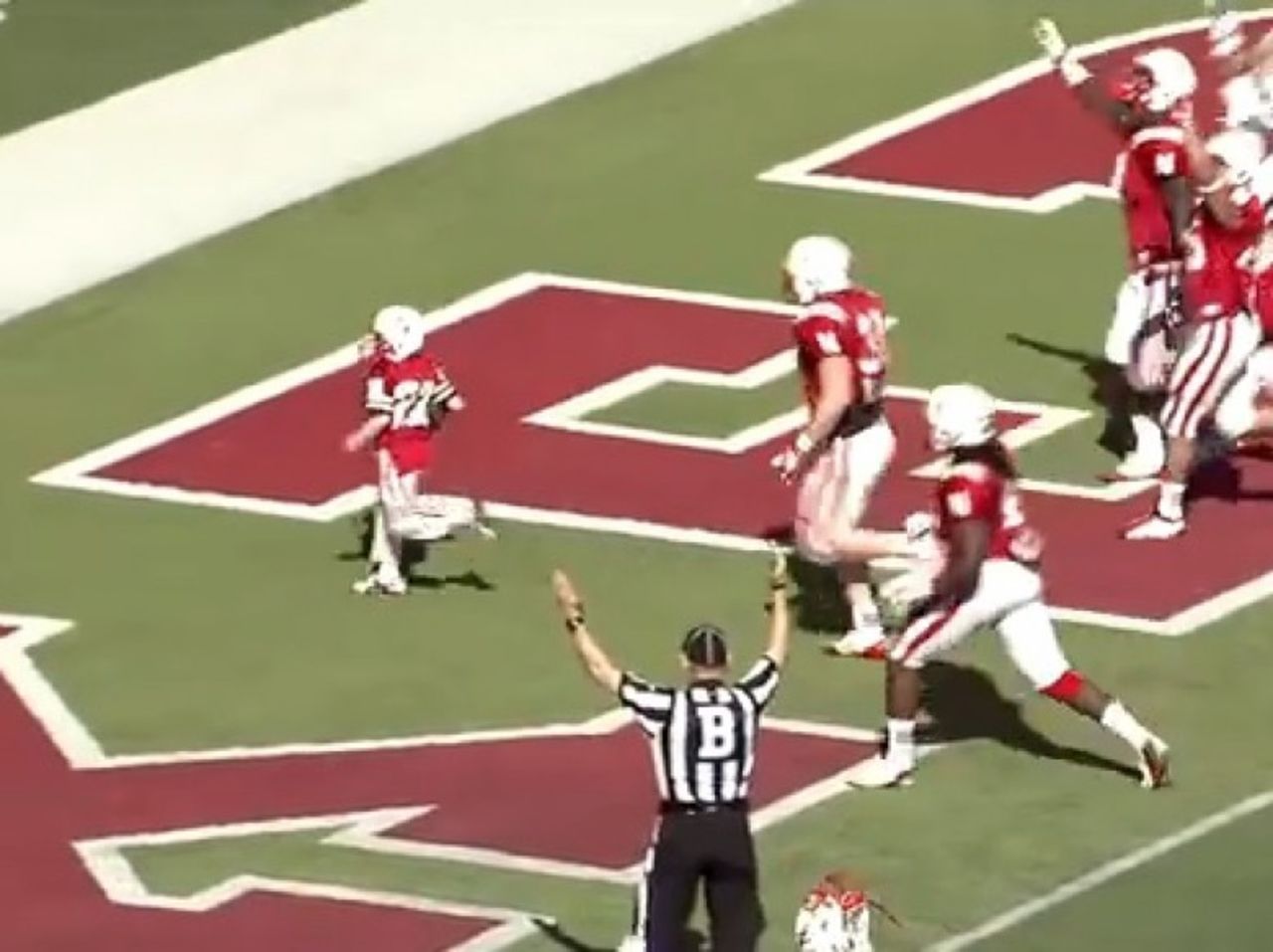 ¡increíble touchdown de 69 yardas! Un niño de 8 años de edad con cáncer se convirtió en una sensación nacional cuando corrió para un touchdown de 69 yardas para el equipo de fútbol de la Universidad de Nebraska.