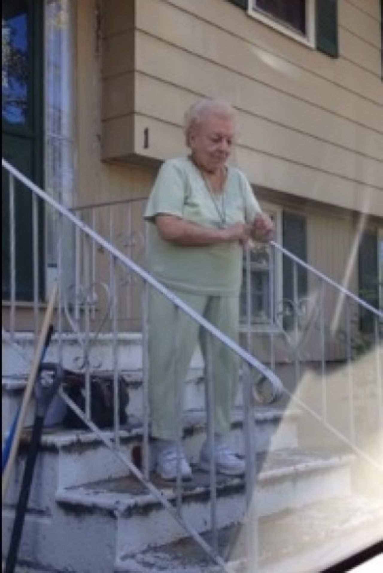 Una abuela de 88 años de edad "Nana," le encanta bailar, y siempre que su nieta viene a recogerla, ella sube la radio para que ¡Nana baile en su camino hacia el carro! El vídeo del baile de Nana ahora tiene millones de visitas en YouTube. 