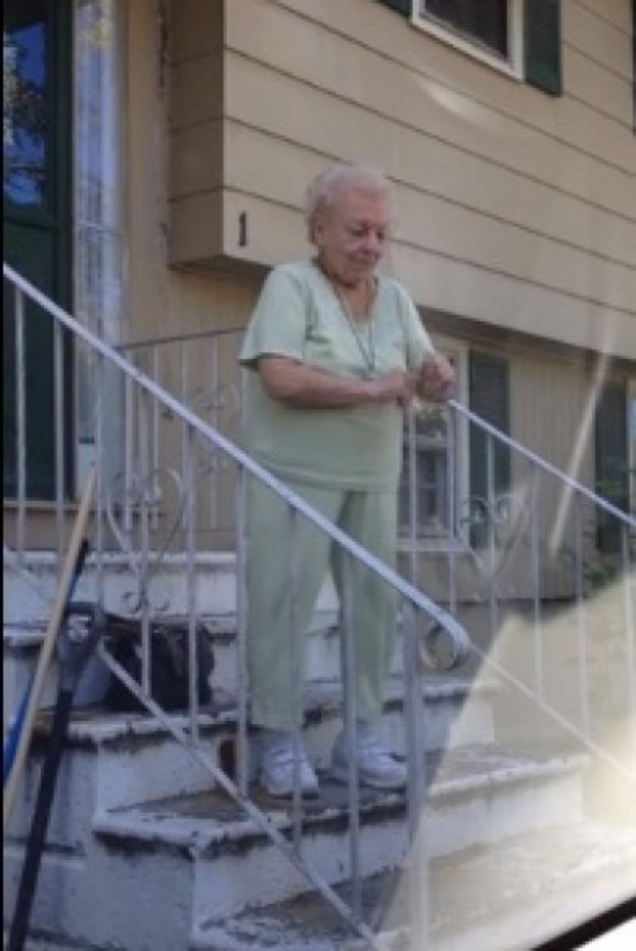 Una abuela de 88 años de edad "Nana," le encanta bailar, y siempre que su nieta viene a recogerla, ella sube la radio para que ¡Nana baile en su camino hacia el carro! El vídeo del baile de Nana ahora tiene millones de visitas en YouTube.