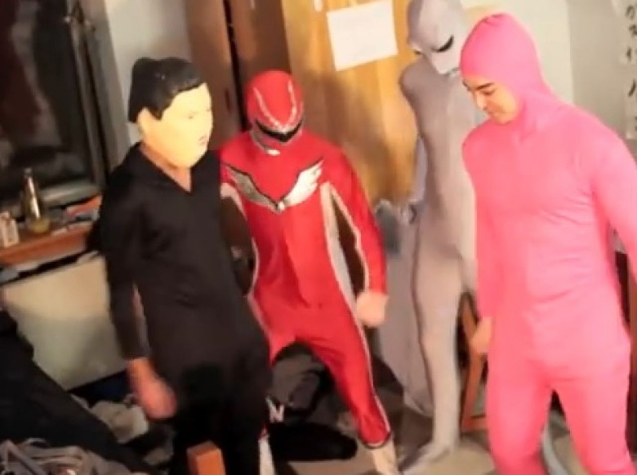 El vídeo del baile de moda conocido como el "Harlem Shake" comenzó en febrero de este año y pronto despegó en todo el mundo, con personas creando sus propias versiones de la danza bizarra.