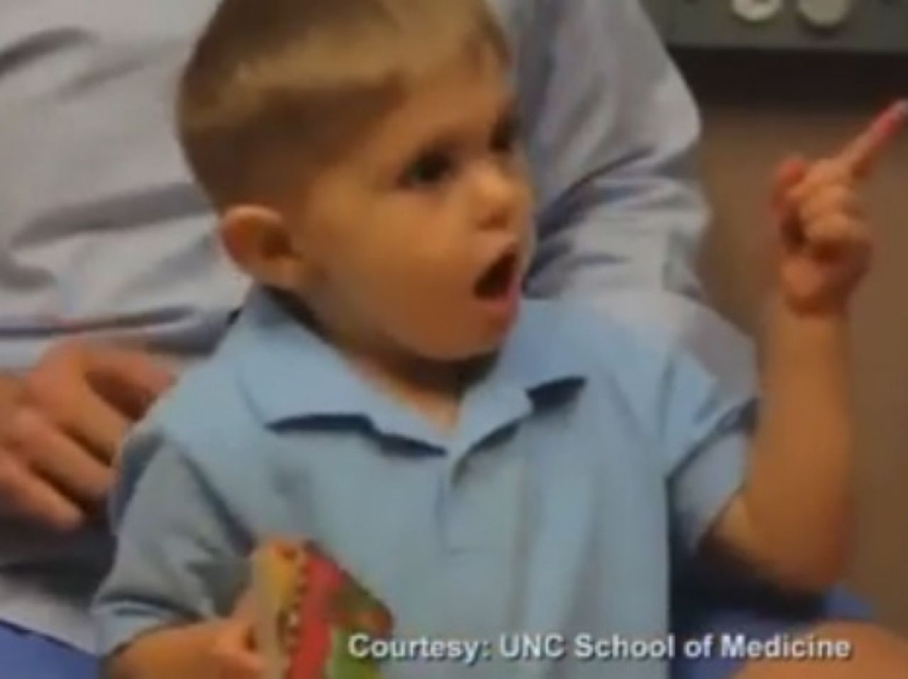 Grayson Clamp recibió un implante especial de cerebro que le permitió escuchar por primera vez en su vida. Es el primer niño en los Estados Unidos que obtiene dicho dispositivo, gracias a los doctores en la Escuela de Medicina de la Universidad de Carolina del Norte . El video de la reacción de Grayson al escuchar la voz de su padre por primera vez es increíble.