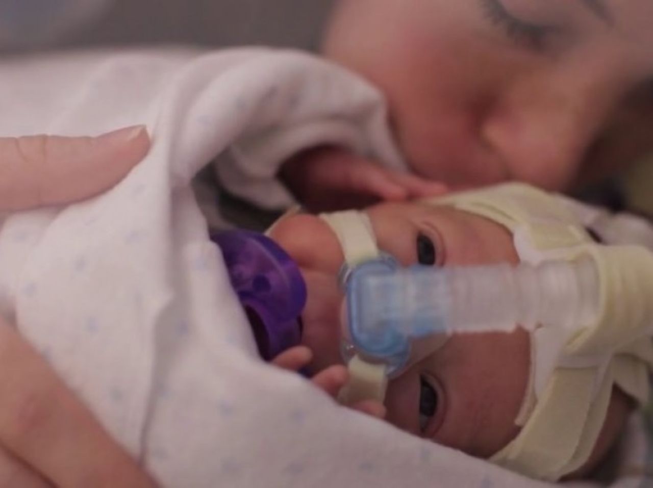 Luego de que el hijo de una pareja de Ohio naciera tres meses y medio antes de tiempo, el padre capturó los momentos claves del difícil viaje y los hilvanó en un vídeo increíblemente emotivo.