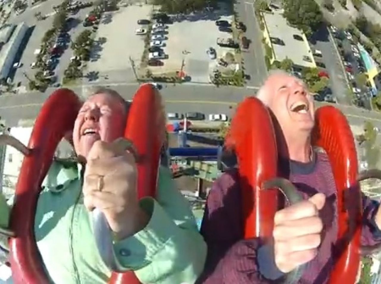 Un hombre persuadió a su hermana de subirse a un slingshot en Myrtle Beach, Carolina del Sur. Su divertidísima reacción a la experiencia fue grabada en cámara, gracias a Dios. 