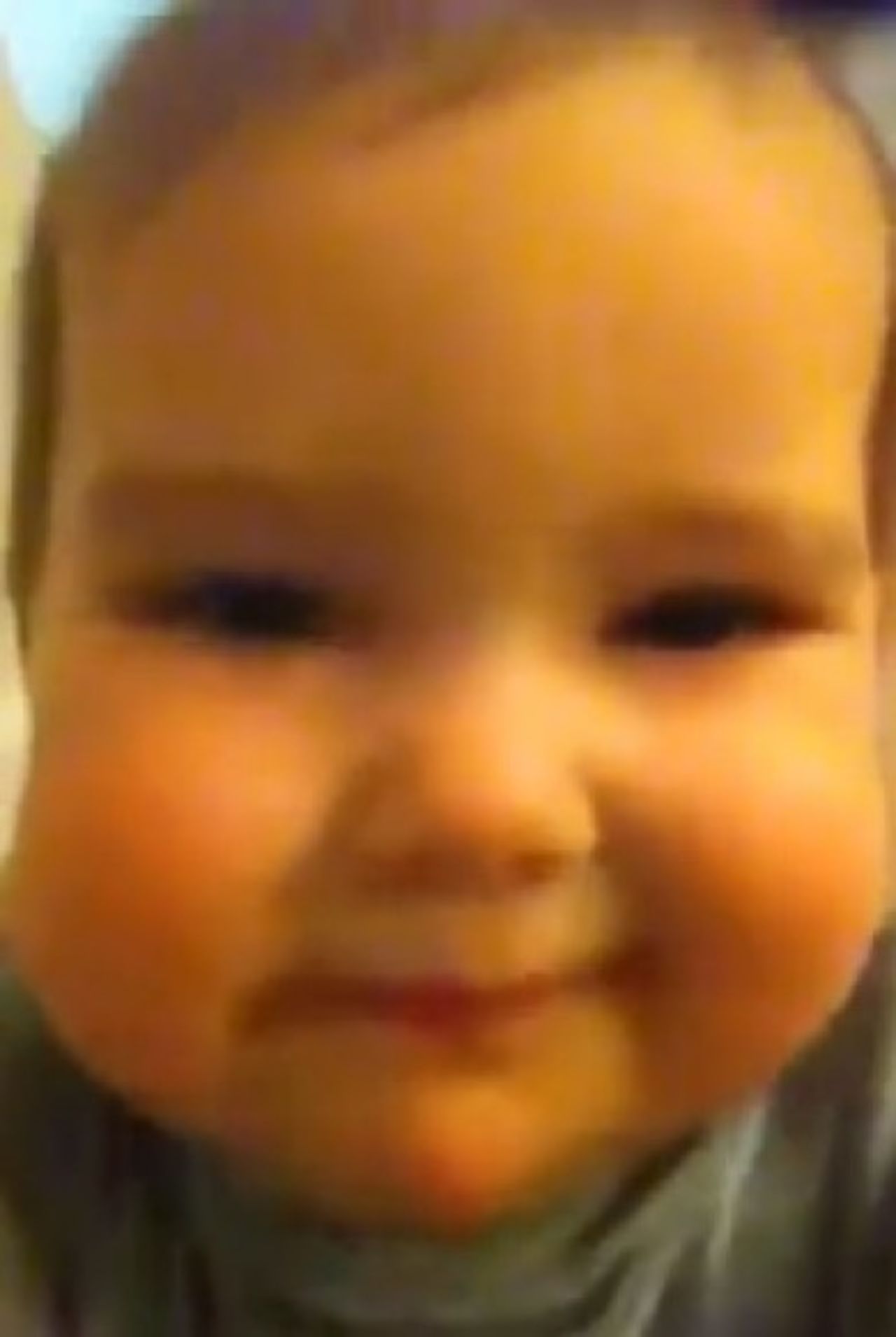 ¡Una niña astuta de un año de un papá en Tennessee descubre como tomar su primer auto-vídeo! Y es divertidísimo.