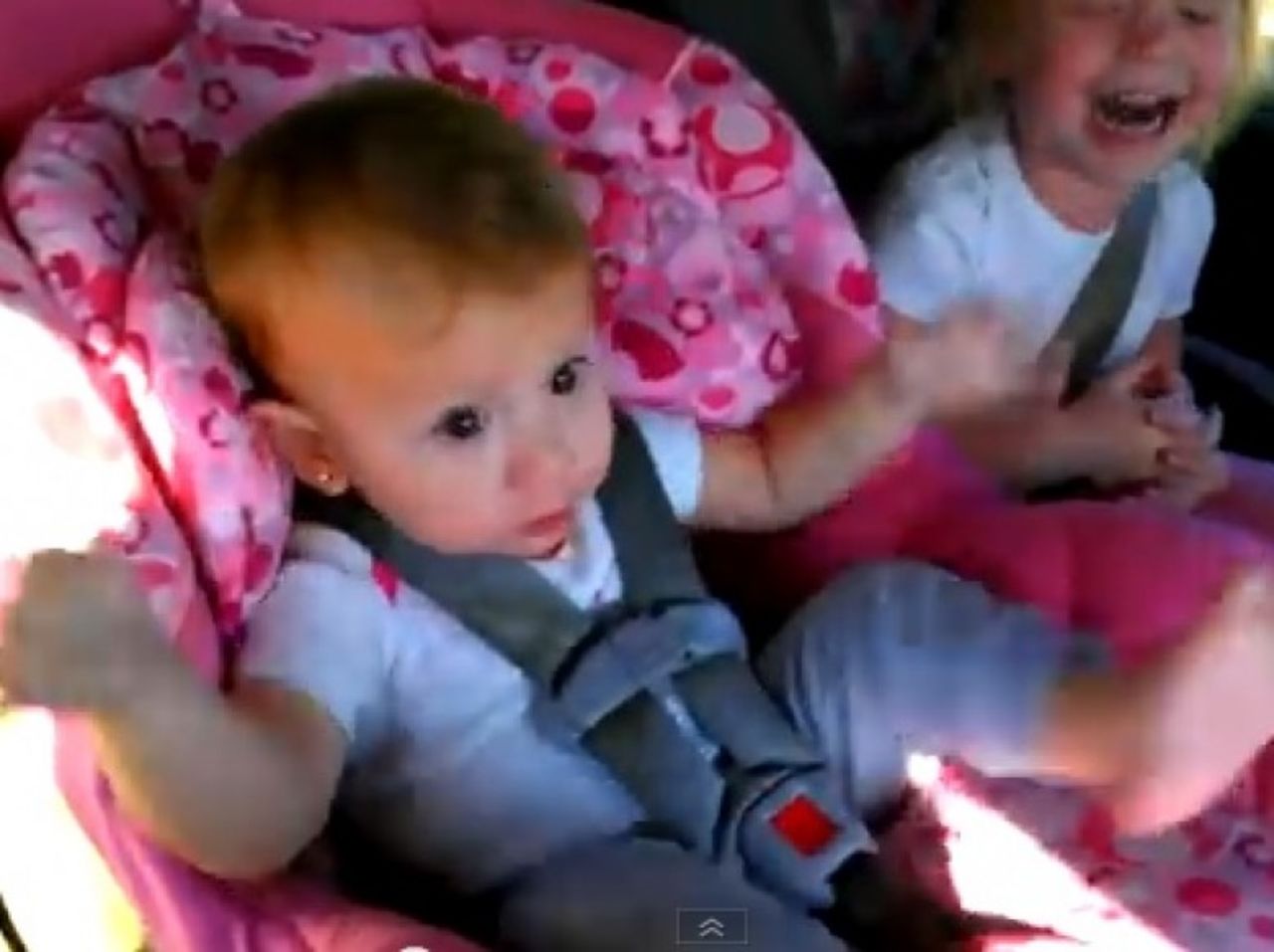 Una bebé de Texas es una buena dormilona en el carro, ¡hasta que "Gangnam Style" suena en la radio! ¡Y, ella simplemente no puede dejar de bailar! 