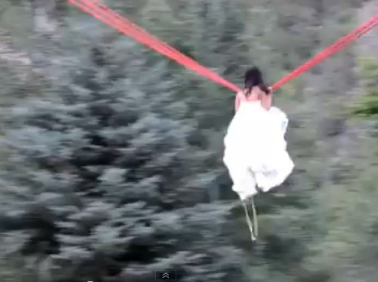 Una novia de Utah tomó una forma no tradicional de lanzar su ramillete. Ella lo hizo usando una resortera humana y el vídeo es absolutamente maravilloso.