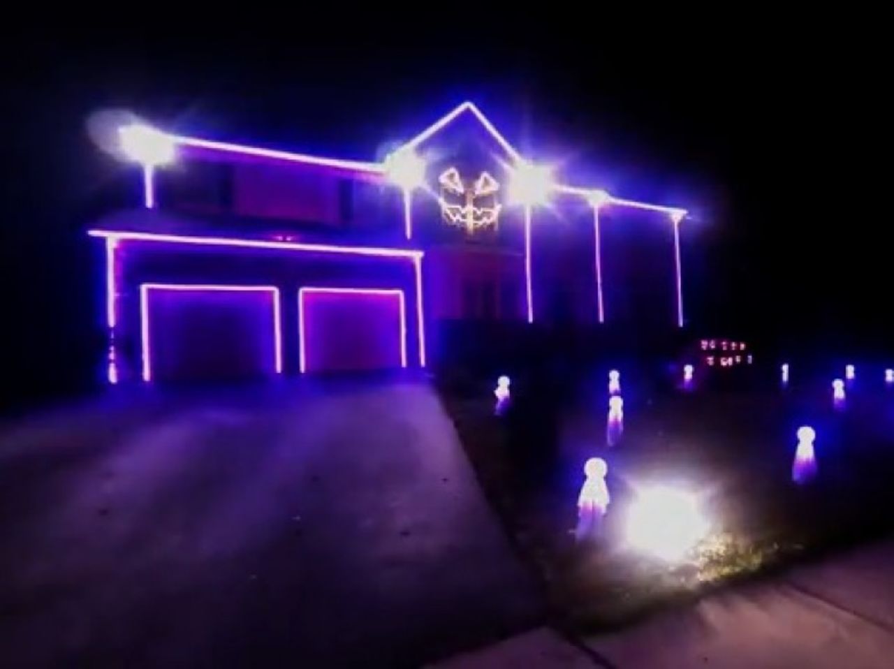 Esta exhibición de luces en Virginia usó más de 8.500 luces al compás de la música de la canción 'What does the fox say?'.