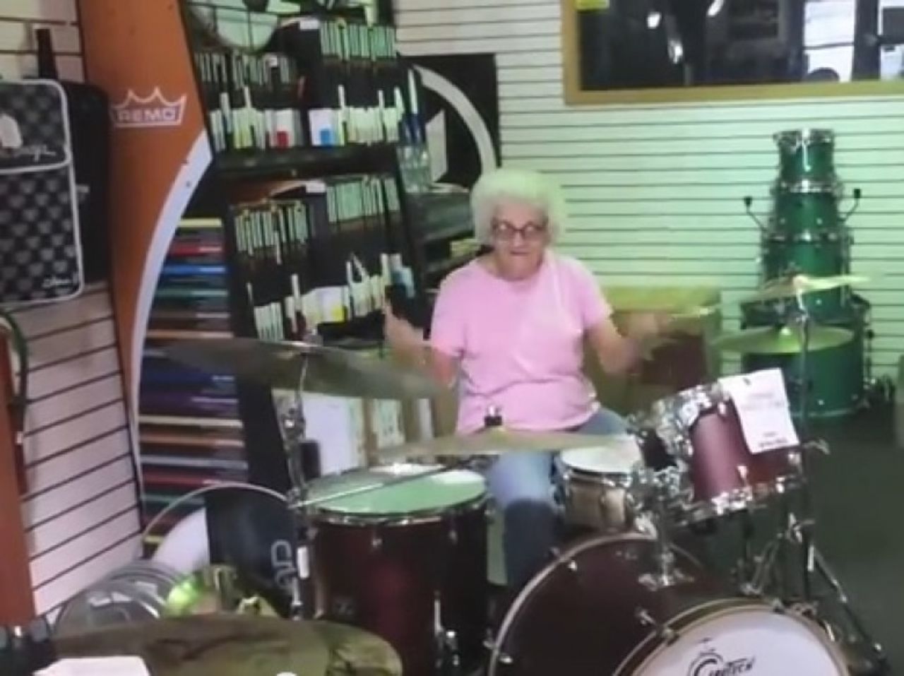 Una baterista de pelo blanco se convirtió en una estrella de Internet después de que fuera grabado su solo espontáneo en una tienda de música en Wisconsin.