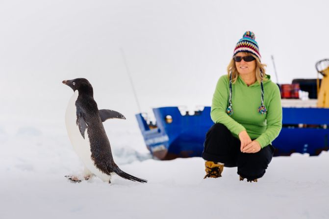 Una pasajera del barco Akademik Shokalskiy posa junto a un pingüino el 29 de diciembre.