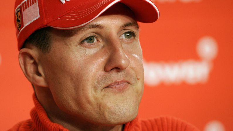 El siete veces campeón de Fórmula 1, Michael Schumacher, da una rueda de prensa en Sao Paulo, Brasil, en 2011. El piloto alemán fue hospitalizado el 29 de diciembre tras sufrir un "severo traumatismo en el cráneo" en un accidente de esquí en los Alpes franceses. A continuación una vista en retrospectiva de sus logros personales y profesionales: