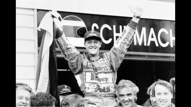 Schumacher es alzado por su equipo de mecánicos en la pista del Gran Premio de Australia en Adelaida, Australia, después de ganar el Campeonato Mundial de Pilotos de Fórmula 1 en 1994.