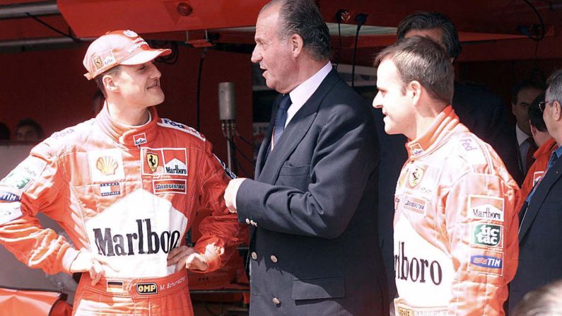 El Rey Juan Carlos de España felicita a Schumacher después de ganar el Gran Premio de España de Fórmula 1 en 2001.