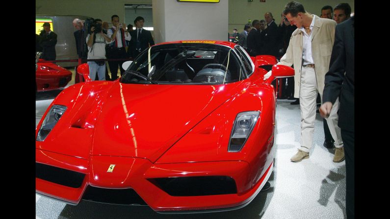 Schumacher observa un Enzo Ferrari en el Salón Internacional del Motor de Frankfurt en 2003.