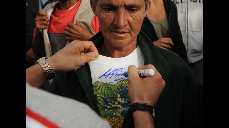 Schumacher autografía la camiseta de una víctima del terremoto en Costa Rica en 2009.