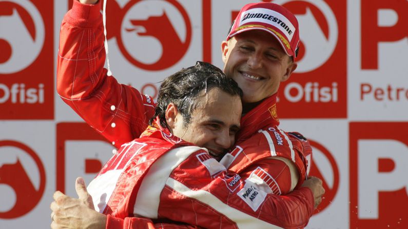 Felipe Massa abraza a Schumacher después de que Massa ganara el primer lugar en la Fórmula 1 en el Gran Premio de Turquía en Estambul, en 2006.