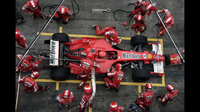 El equipo de 'boxes' de Schumacher trabaja en su coche durante el Gran Premio de Fórmula 1 de China en Shanghai, en 2006.