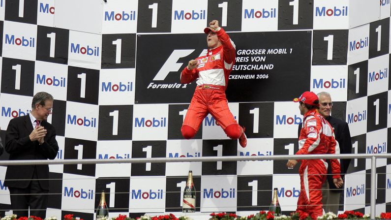 Schumacher celebra su victoria en el Gran Premio de Fórmula 1 de Alemania en 2006 en Hockenheim, Alemania.