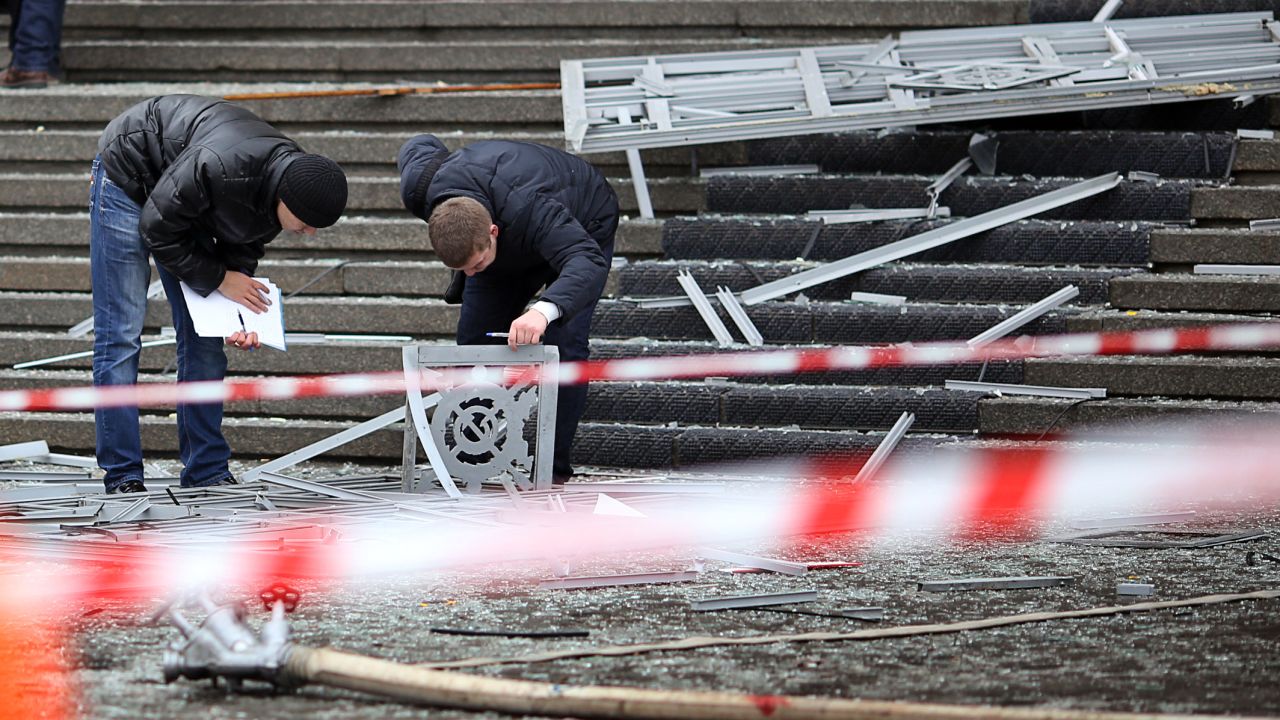 Russian police investigators collect evidence following a suicide attack at a train station in the Volga River city of Volgograd, about 900 kms (560 miles) southeast of Moscow, on December 29, 2013.