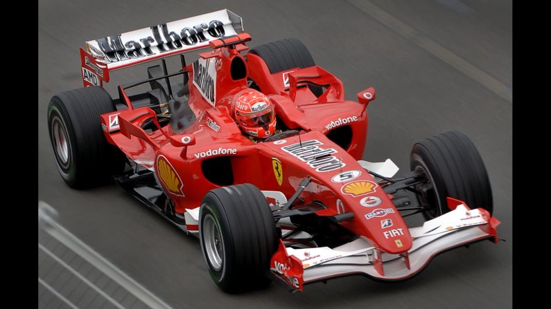 Schumacher conduce durante una sesión de práctica de Fórmula 1 en el Gran Premio australiano de Melbourne en 2006.