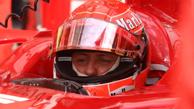 Schumacher sentado en su automóvil antes de la salida en la inauguración del Gran Premio de China en el año 2004 en Shanghai.