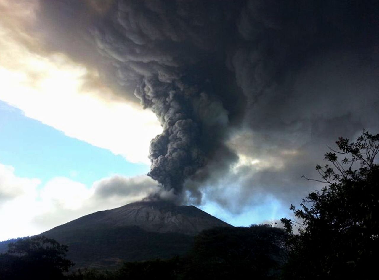Varias poblaciones fueron evacuadas de forma preventiva en el sureste de El Salvador tras una erupción de ceniza en el volcán Chaparrastique, en el sureste del país, informó un vocero del Dirección General de Protección Civil del país centroamericano.
