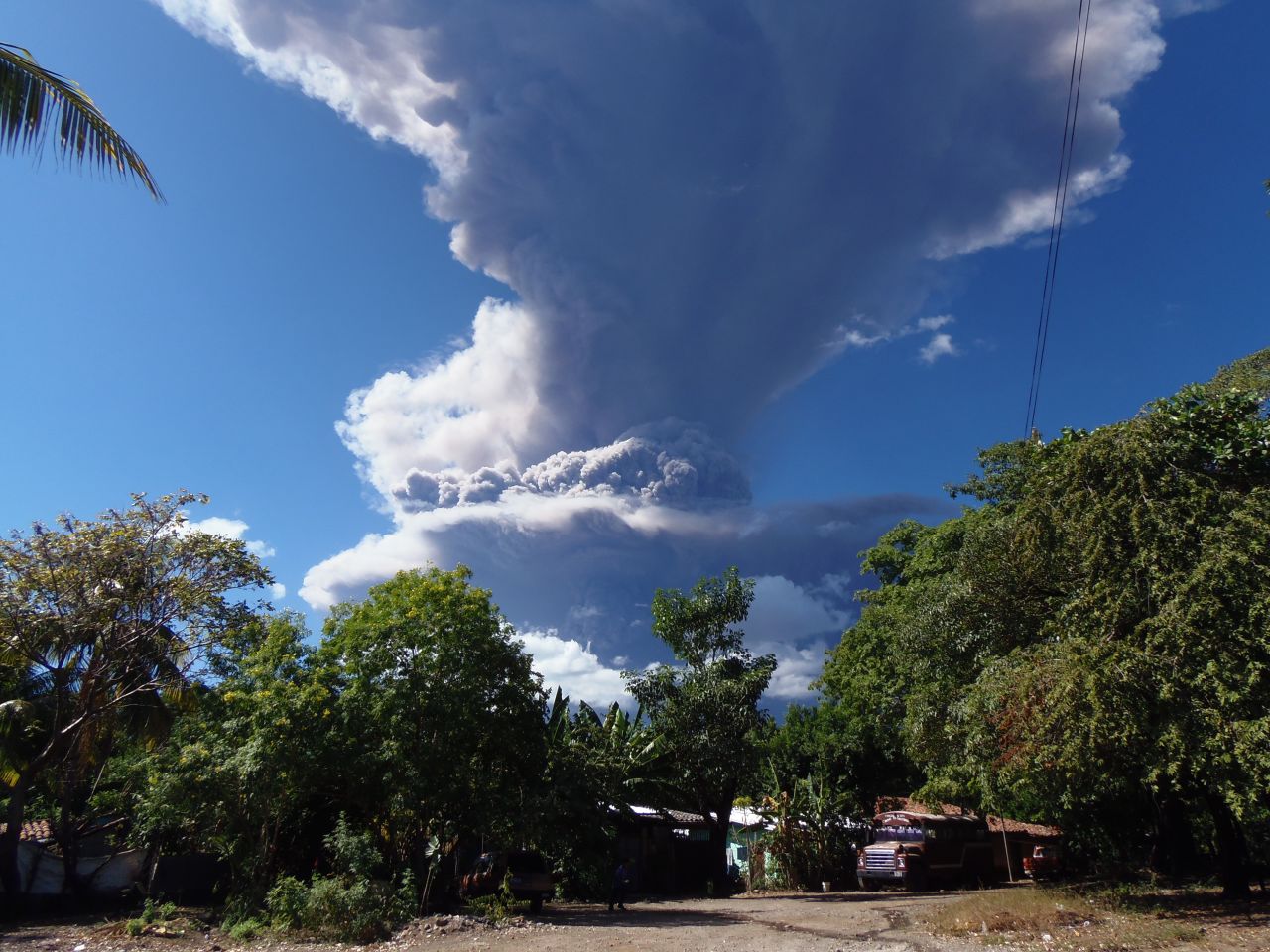 Varias poblaciones fueron evacuadas de forma preventiva en el sureste de El Salvador tras una erupción de ceniza en el volcán Chaparrastique, en el sureste del país, informó un vocero del Dirección General de Protección Civil del país centroamericano.