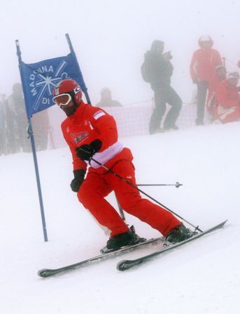 Schumacher skiing in Madonna di Campiglio in January 2008. "My colleagues and I in the snow sports medicine fraternity continue to recommend that all skiers and snowboarders wear an appropriately sized and designed helmet on the slopes," Langran said in a statement on website <a href="index.php?page=&url=http%3A%2F%2Fwww.ski-injury.com%2Fuploads%2Ffck%2Ffile%2FSchumacher%2520statement%252012_13.pdf" target="_blank" target="_blank">www.ski-injury.com</a> on Monday.<br />