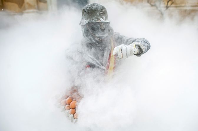 Take cover! Egg-coming! <a href="index.php?page=&url=http%3A%2F%2Fedition.cnn.com%2F2013%2F08%2F26%2Fsport%2Fworlds-craziest-horse-festivals%2Findex.html">MORE: World's best horse festivals</a>
