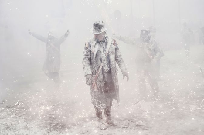 The day kicks off in Ibi at around 8 a.m., when the Els Enfarinats gather in Church Square to hold mock mayoral elections and announce the town's new order. A whole lot of mess later, the revelry winds down towards 5 in the afternoon.