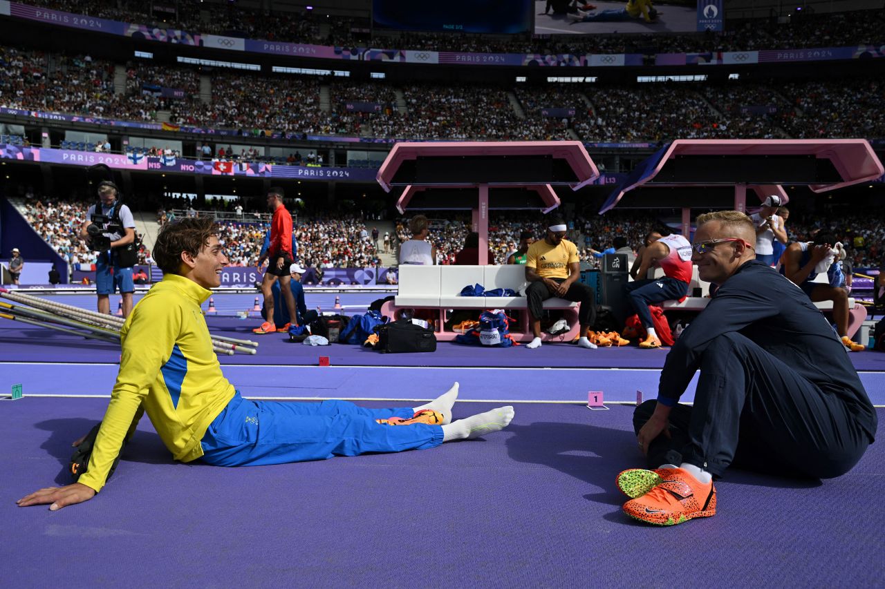 Duplantis speaks with American Sam Kendricks prior to competing in a qualification round August 3. 