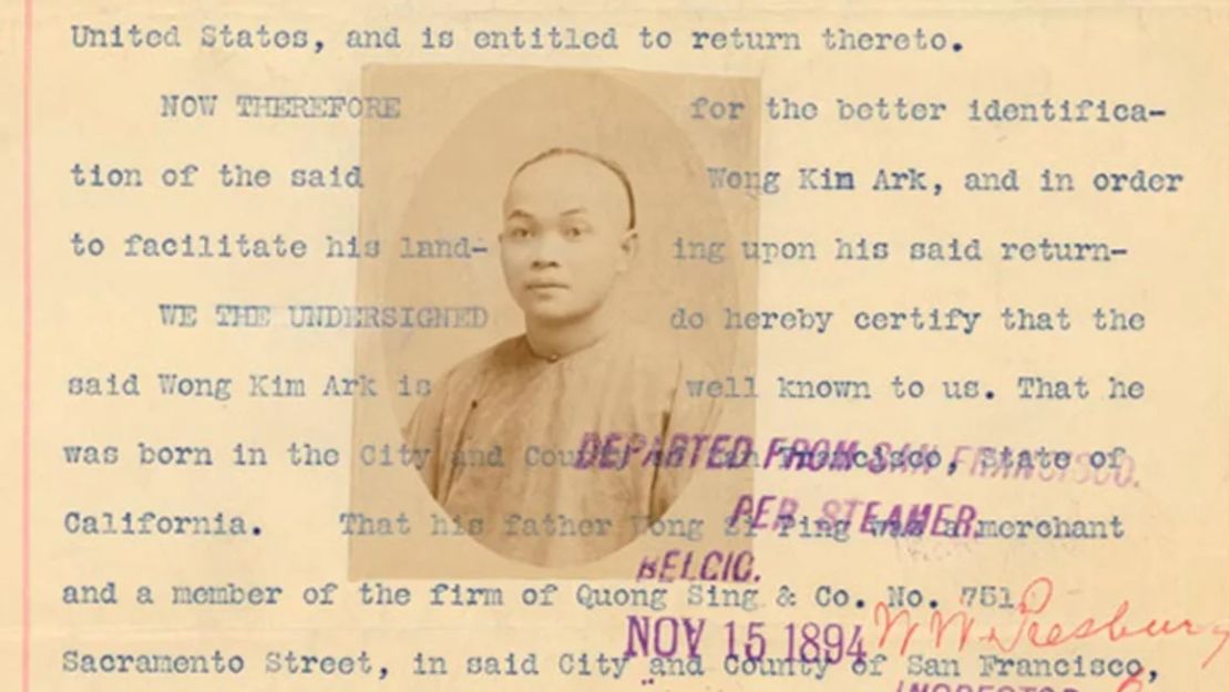 Este documento certificaba que Wong Kim Ark pudo llevar a cabo su plan de abandonar Estados Unidos y regresar. Tres hombres firmaron esta carta dando fe de su identidad. Con la certificación se incluye la firma del testigo, que es el notario Robert M. Edwards, y una fotografía de Wong Kim Ark.