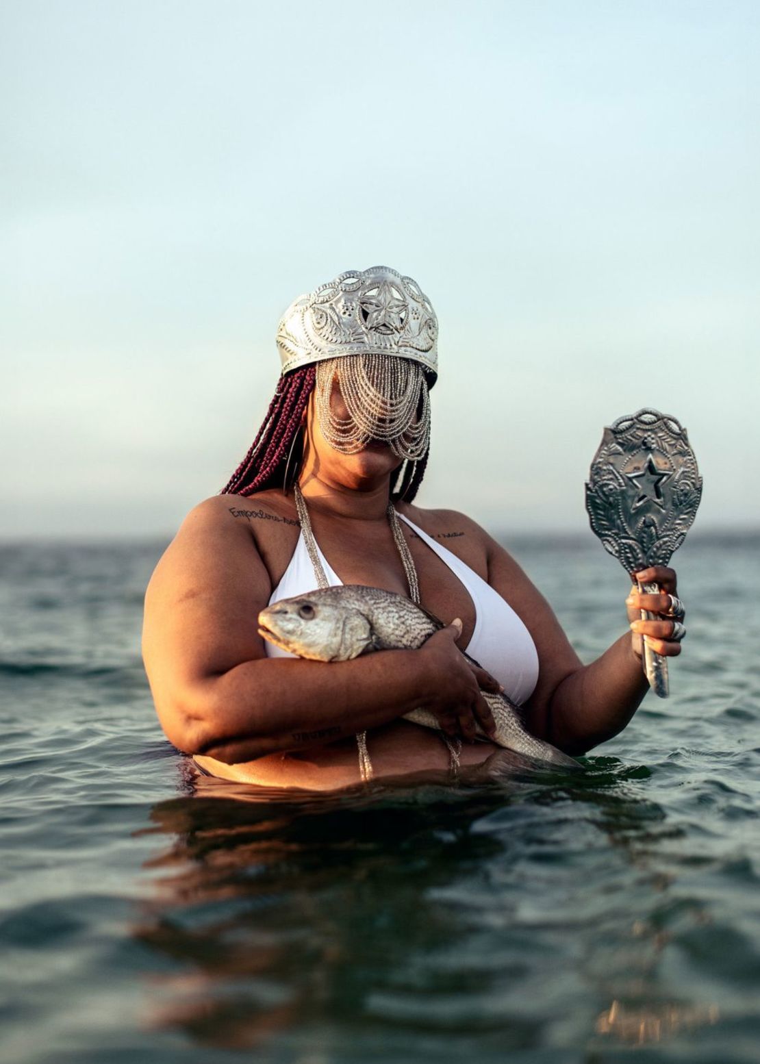 En Brasil, una persona que practica la religión Candomblé hace una ofrenda a Yemanjá, una deidad originaria del pueblo yoruba de África Occidental.