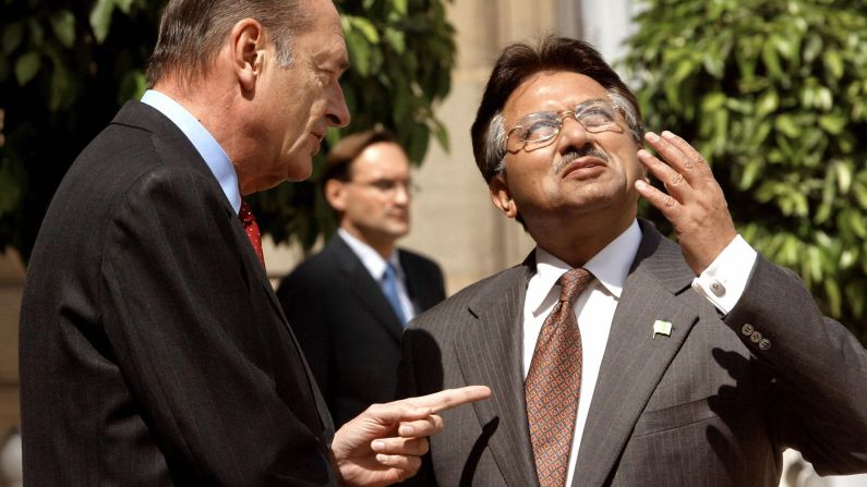 Former French President Jacques Chirac speaks with Musharraf at the Elysee Palace in Paris in 2003.