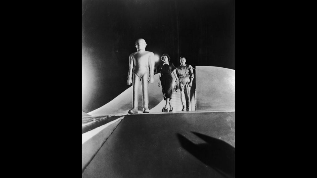 <strong>"The Day the Earth Stood Still" </strong>(1951) 