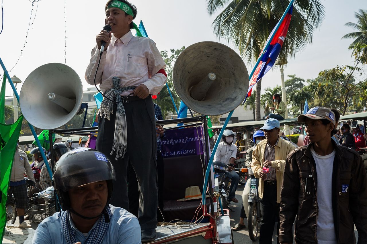 A union leader talks to tuk-tuk drivers and informal workers in front of the Ministry of Finance on December 29, 2013 in Phnom Penh.