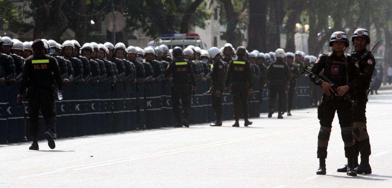 Military police officers stand guard near Cambodia Prime Minister Hun Sen's residence in Phnom Penh on December 29, 2013. 