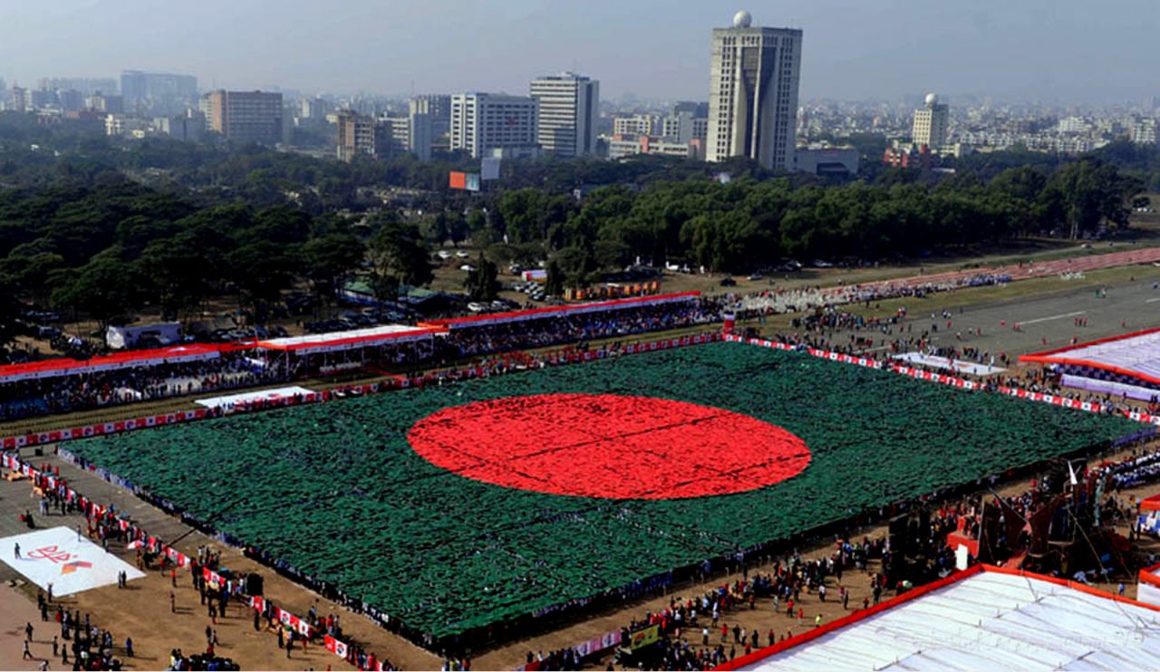 More than 27,000 people gathered in the Bangladeshi capital, Dhaka, on December 16, in an attempt to break the record for the world's largest "human flag."